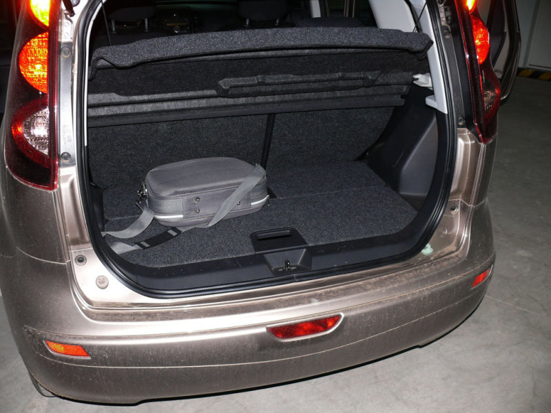 Багажник Ноута внешне кажется не рекордным. Зато он трансформируем и удобен.