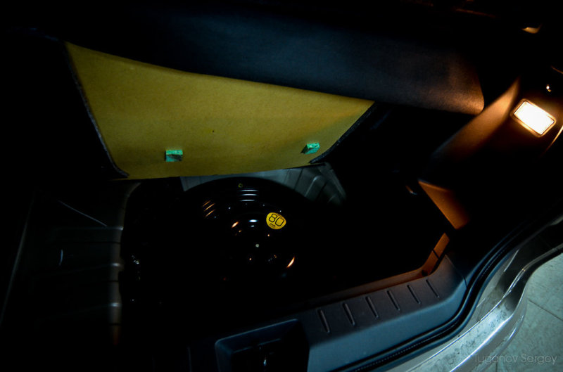 В подполье багажника докатка.