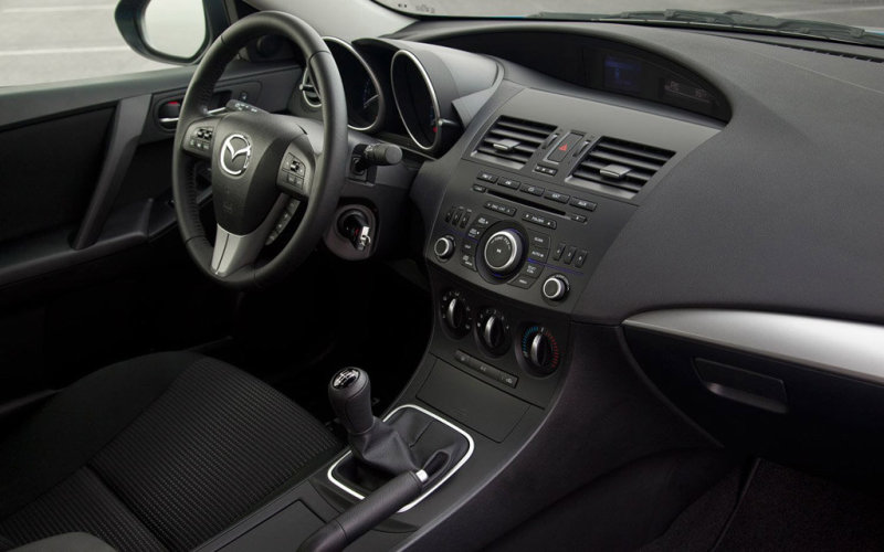 Матово-черные поверхности передней панели акцентируют спортивный характер «кокпита».