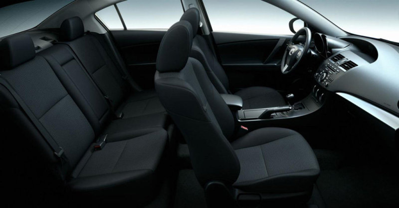 Внутреннее пространство «тройки» не расширено, но четверо взрослых устраиваются свободно.