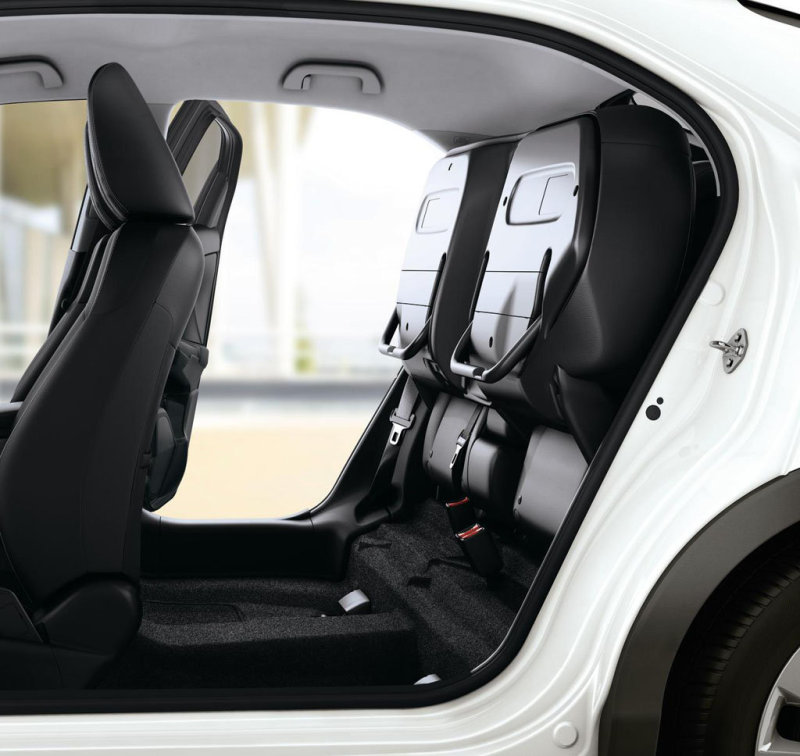 Устройство Magic Seat позволяет поднять подушки задних сидений вверх – как у Fit/Jazz.