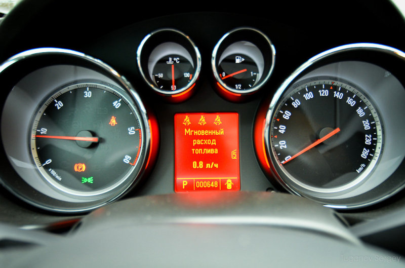 Щиток приборов Инсигнии симпатичен и практичен.