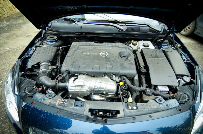 2-х литровый турбодизель, работающий в паре с шестиступенчатым автоматом, развивает 160 лошадей и 350 Нм момента.