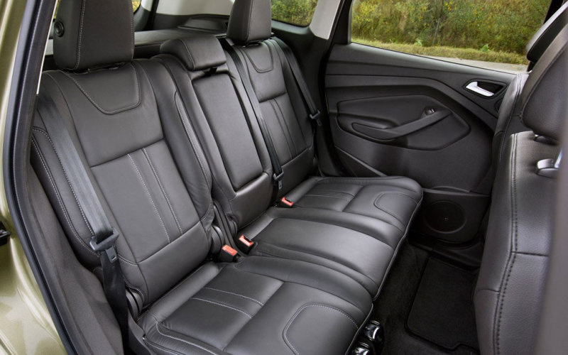 Во 2-м ряду свободно устраиваются трое взрослых.