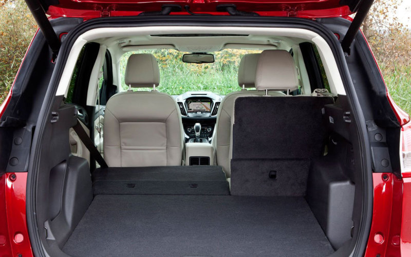 У нового Escape вместительный и гибко вариабельный багажный отсек.