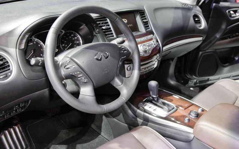 В роскошной отделке «кокпита» проступает класс Infiniti.