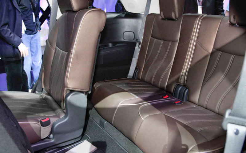 Если секцию 2-го ряда сместить вперед, то открывается свободный доступ к задним сиденьям.