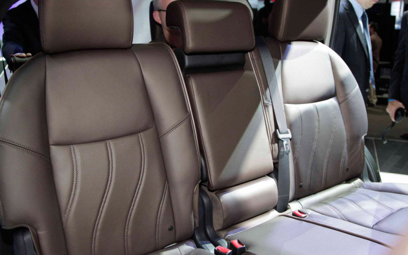 Второй ряд сидений размечен на троих.