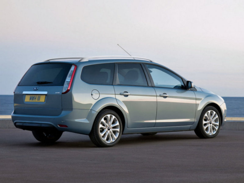 Новое оформление задних фонарей добавило рестайлинговому Ford Focus 2 универсал еще больше солидности.