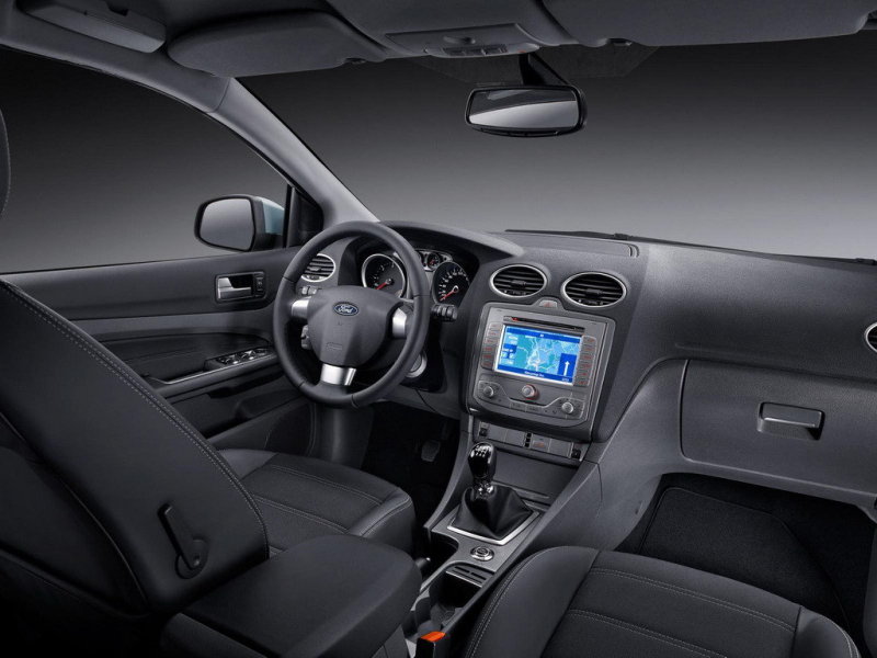Интерьер Ford Focus 2 после рестайлинга не утратил былую эстетичность и эргономику.