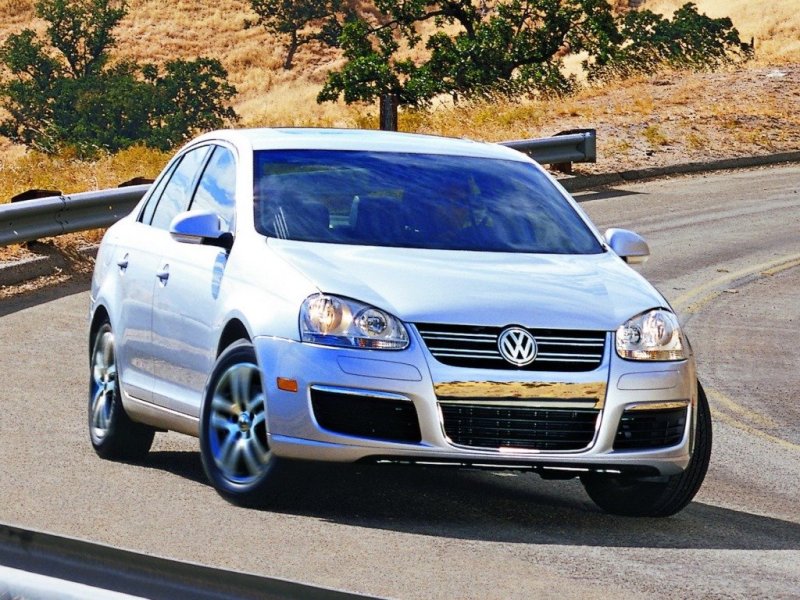 Volkswagen Jetta (2005-2010)  внешне повторяет Golf 5, только в кузове седан.