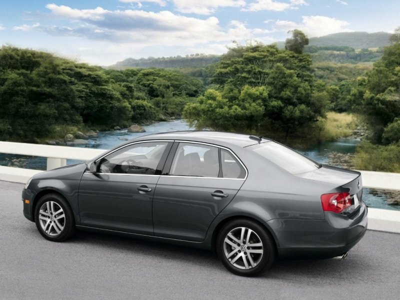 Экстерьер Jetta пятого поколения выдержан в немецком спокойном стиле.