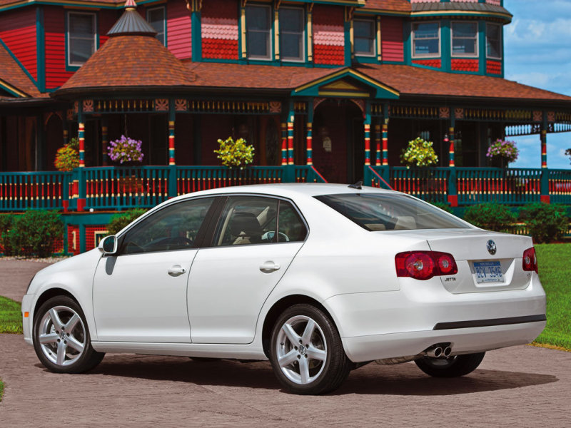 Версия VW Jetta для рынка США внешне отличается бамперами, светотражателями спереди по бокам и местоми под номерные знаки,