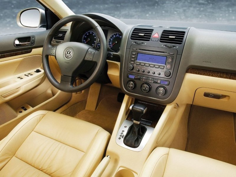 Салон, отделанный бежевой кожей со вставками «по дерево», редко встречается, но как он хорош!