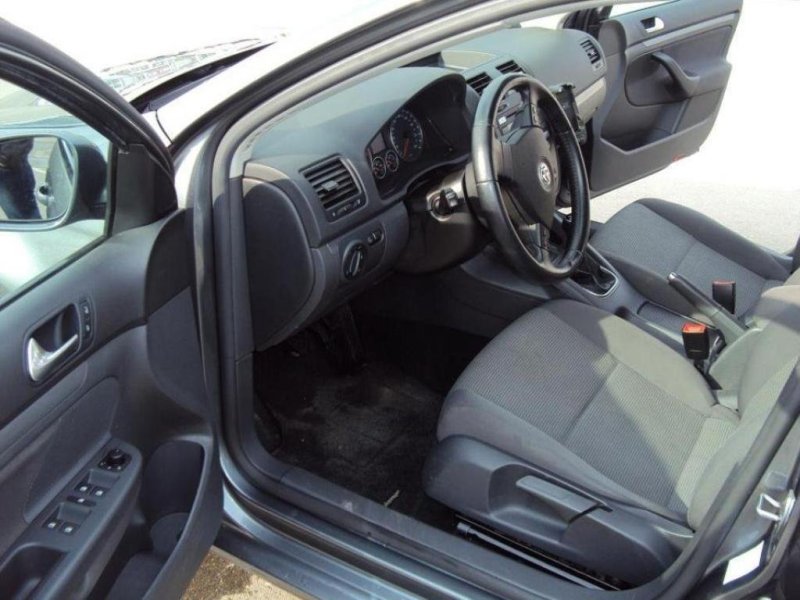 Посадка на передних креслах легка, так как двери открываются почти перпендикулярно.