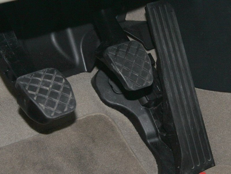 Напольная педаль акселератора, которая нередко из-за скапливания под ней снега выходит из строя.