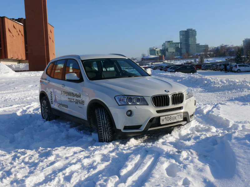 Новый BMW X3 стал крупнее и приблизился по габаритам к первому поколению старшего по рангу BMW X5 первого поколения.