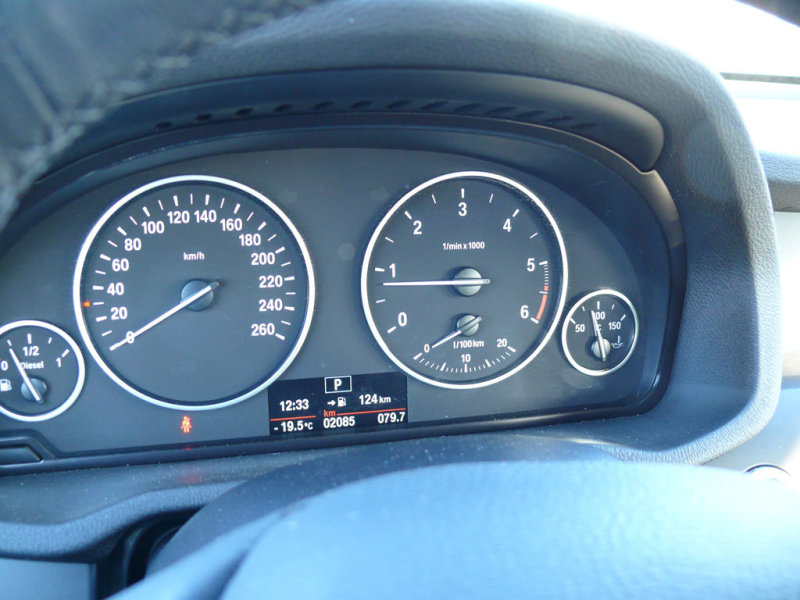 На приборной доске расположились лаконичные и информативные приборы.