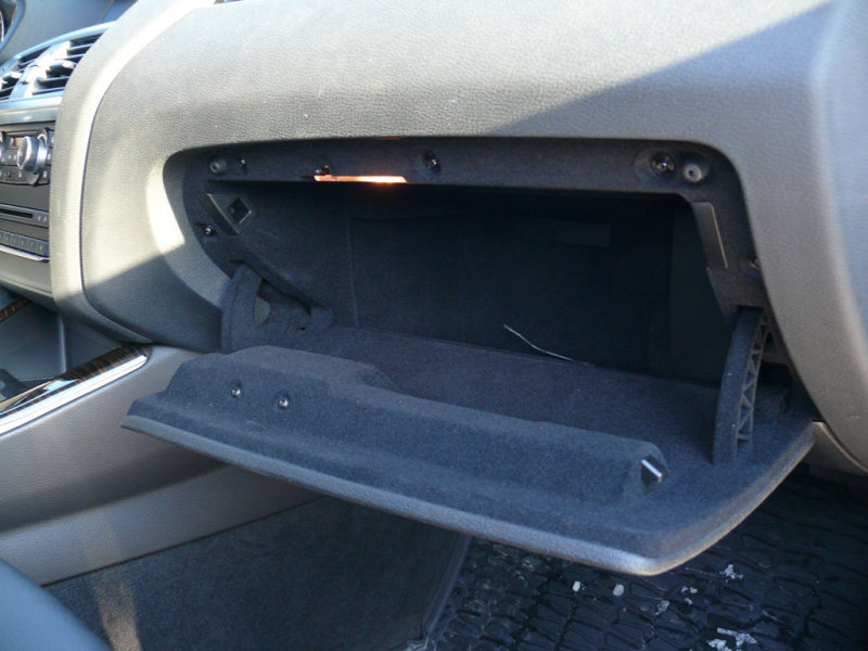 Бардачок обшит бархатом