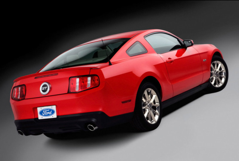 Mustang GT – настоящий «силовой» автомобиль. Для тех, кто понимает.