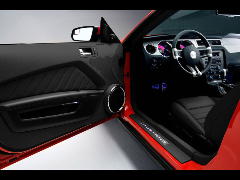 «Кокпит» оформлен неброско, качество отделки интерьера удовлетворительное.