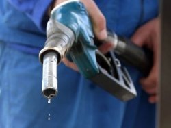 Бензин в России чуть подешевел