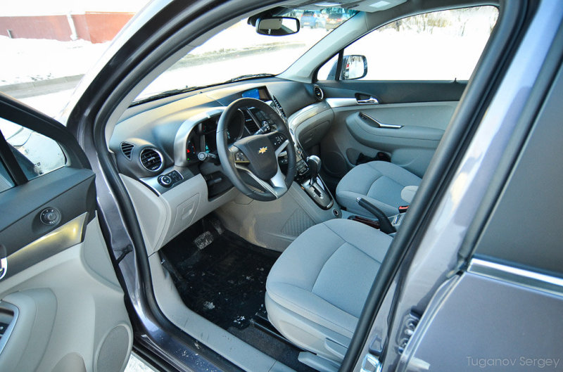 Замечательно, что в красоте и изысканности панели не растворилась практичность и эргономика. При полезной в повседневной жизни правильности салона ехать в Orlando  не скучно. Его интерьер не безлик и эмоционален.