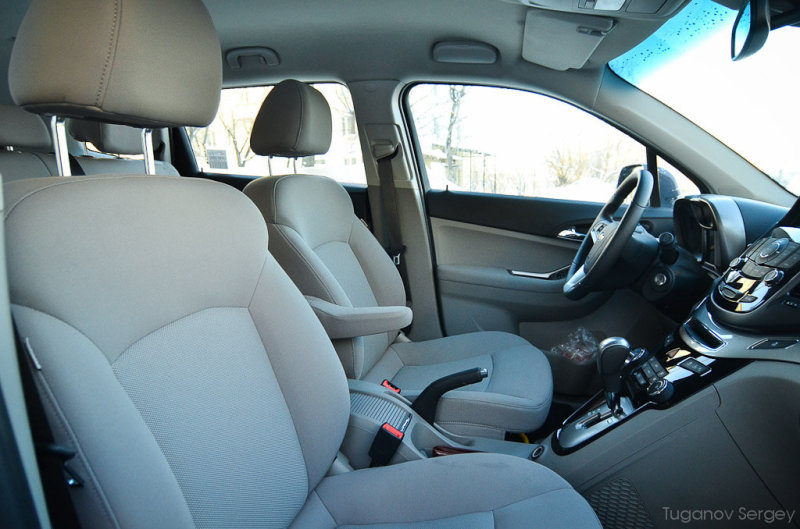 Еще одна привилегия салона Orlando – куча места вокруг! На первом ряду партера – то есть на сиденье водителя и рядом сидящего пассажира широко, просторно и высоко даже в толстой, зимней одежде. Места хватает с избытком…
