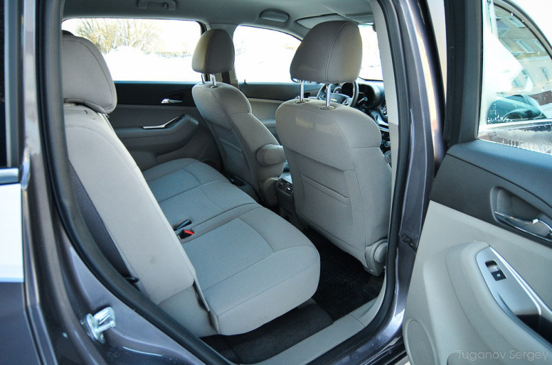 Следующий ряд сидений установлен выше предыдущего. Общая конфигурация салона машины выполнена ступенчато, поэтому пассажиры заднего дивана смотрят на водителя и сидящего впереди пассажира, как с трона, свысока…