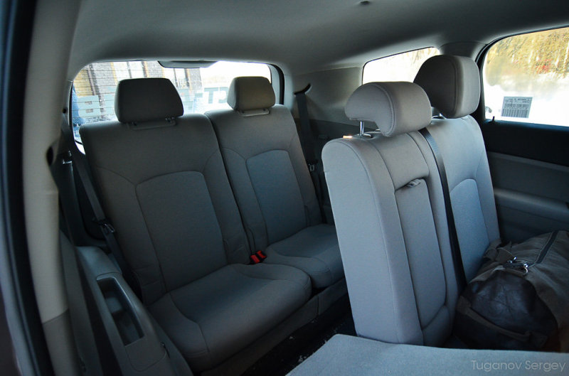 Третий ряд сидений, состоящий из двух кресел в багажнике, несмотря на старание эргономистов и инженеров, как и во многих других автомобилях, увы, не дотягивает до полноценно-удобных мест. Их использование погрузит семью в мастерство нахождения компромисса, заставив выбирать: либо вещи, либо еще два человека в салоне.