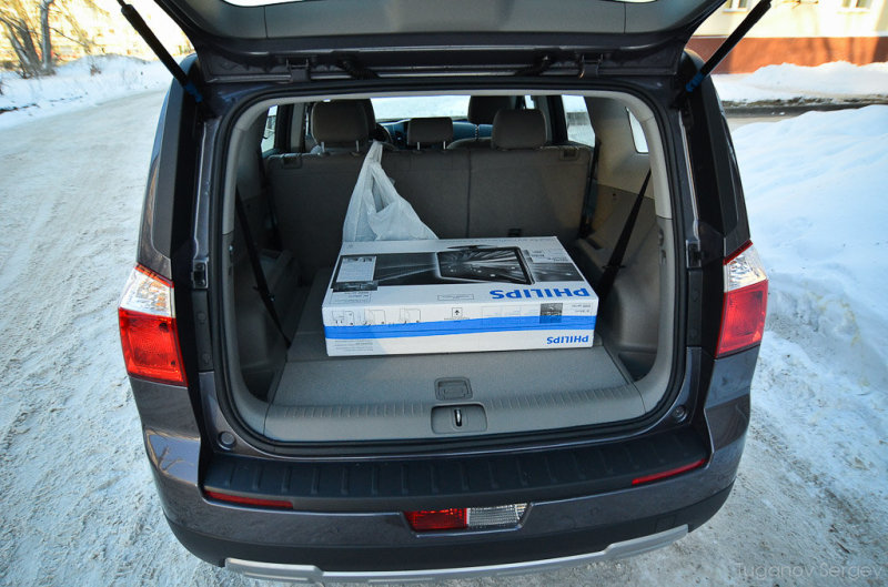 Следовательно, целесообразней и правильней пользоваться пятью местами и полноценным  багажником. Он весьма ёмок и глубок и готов вместить в себя большое, но не избыточное количество домашних вещей, необходимых в жизни семье.