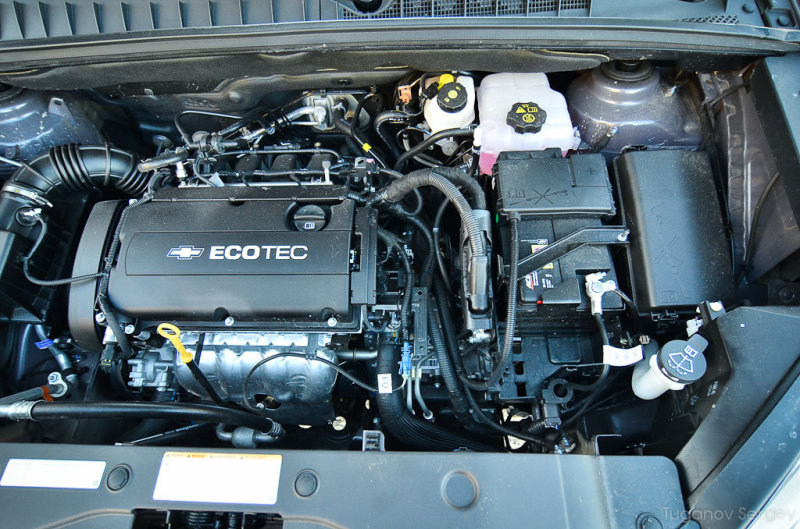 Созидая Orlando, корейцы взяли из индустриальных закромов немецкого соратника по концерну (марки Опель) не только платформу, но и другие нужные им узлы и агрегаты. Ставящийся на Орландо и Круз бензиновый двигатель в 1,8 литра (140-141 л.с.) разработан усилиями именно немецких инженеров из Рюссельхайма.