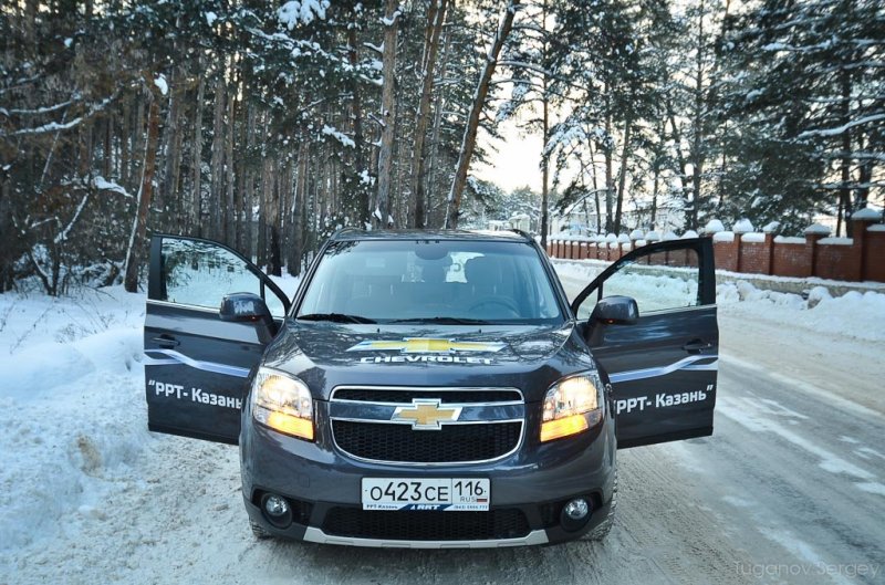 Приятно, что Oralndo не будет чрезвычайно обременителен для семьи, хотя его ценник, как и у всех остальных, взят если не с потолка, то свысока. Самый дешевый входной билет в Орландо стоит 719 000 рублей, а самый дорогой – 939 000 рублей. Доплата за цвет  металлик – 10 000 рублей. Пока первые партии автомобилей приходят к нам в страну из Кореи, где сейчас собирают эти машины для всего мира, в том числе и для нас. Но скоро несколько процентов технологических операций переберется к нам. Досборку Orlando будут осуществлять в Калининграде, параллельно с Opel Astra H, Opel Zafira, Chevrolet Epica и некоторыми другими моделями.