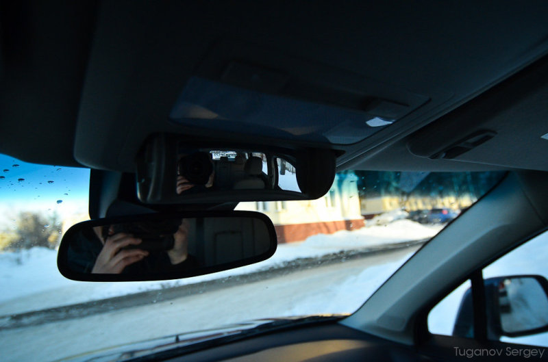 На потолке замечательное дополнительное зеркальце для наблюдения за задними пассажирами.