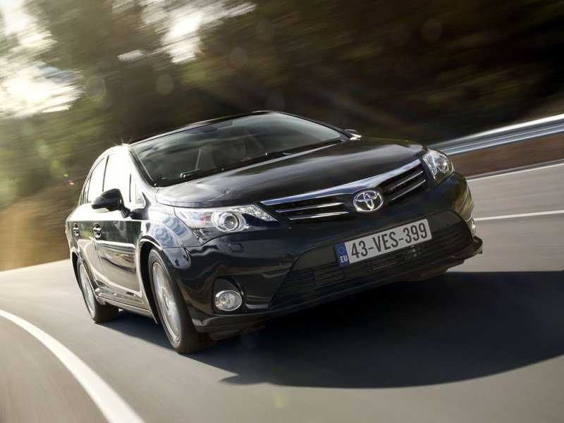 Седан Toyota Avensis 2012