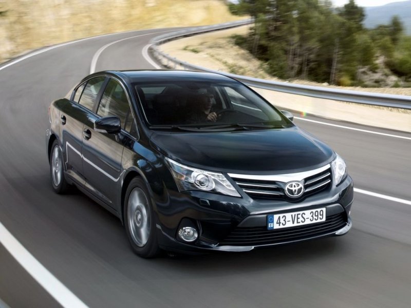 Седан Toyota Avensis 2012