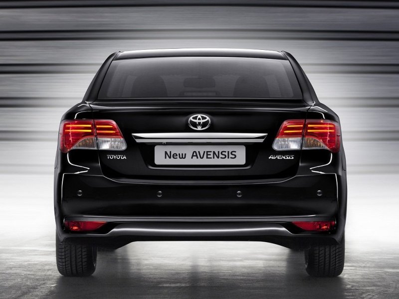 Седан Toyota Avensis 2012