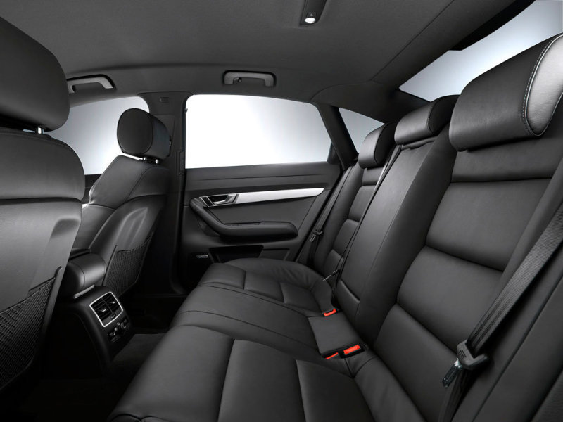 Задние сиденья седана.