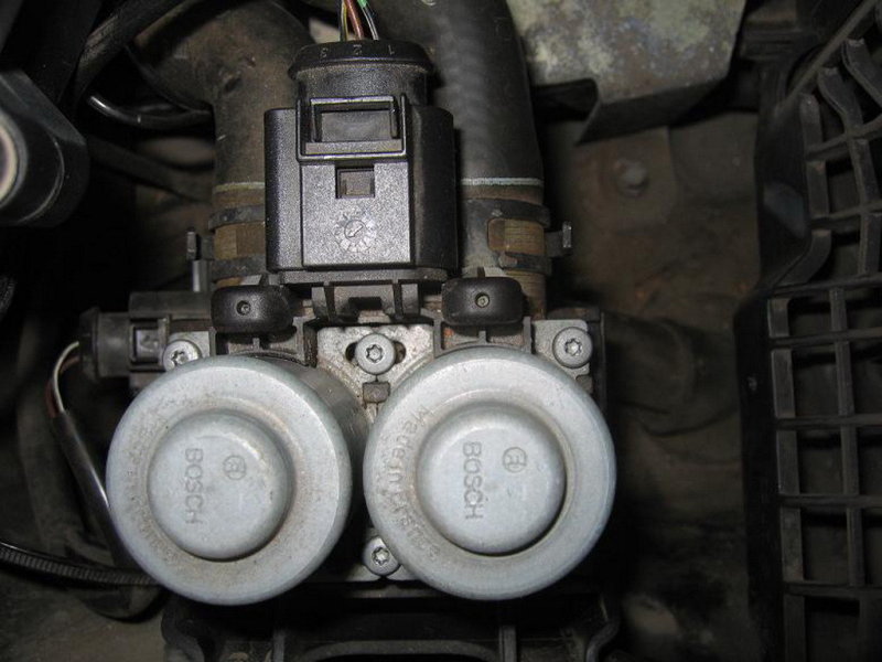 Раздельный климат-контроль обеспечивают эти две коробочки. Внутри скрываются злосчастные заедающие клапана.