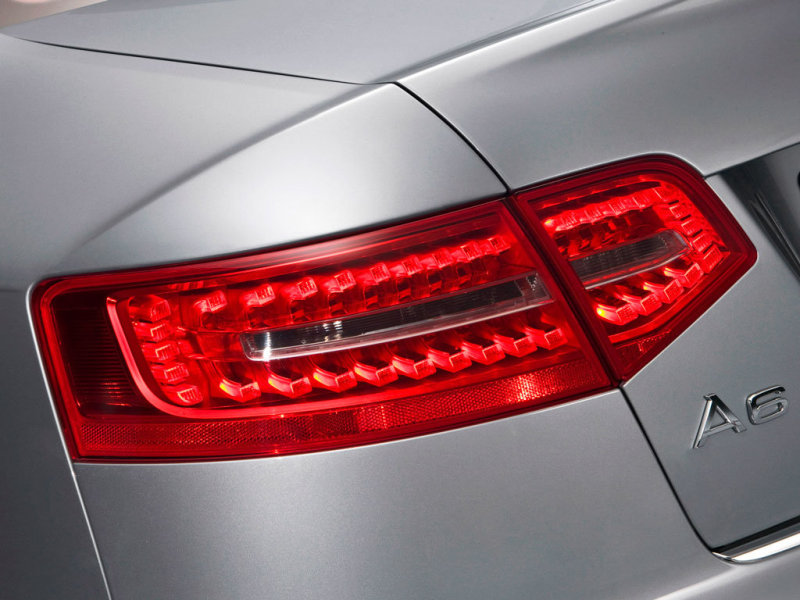 Задняя оптика седана после обновления.