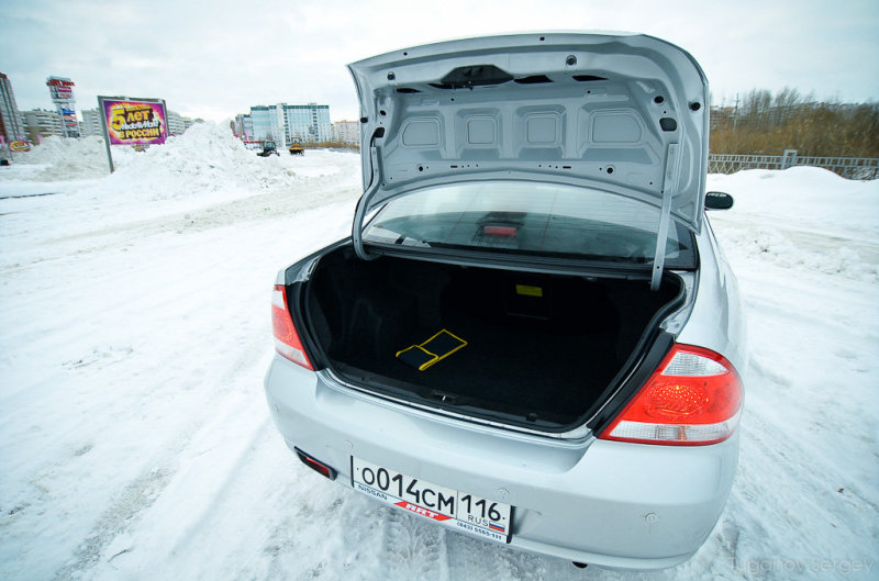 Места для барахла в Альмере Классик достаточно. Багажник грамотно организован, весьма велик и удобен. 