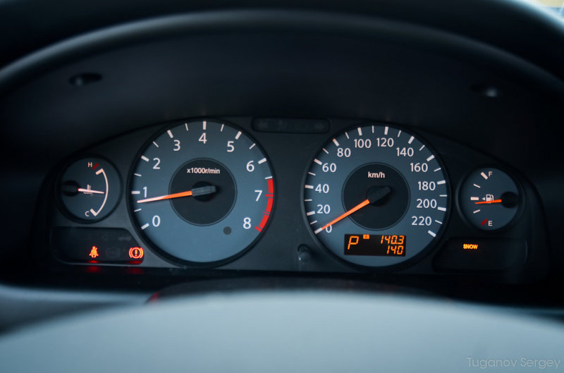 Щиток приборов предельно просто, как и весь остальной салон. Справа, внизу горит индикатор работающей кнопки «Snow».