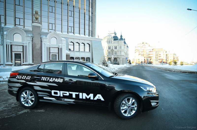 В нашей стране Оптиму показали впервые на Московском автосалоне 2010 года, в качестве преемника достойнейшему аппарату по имени Kia Magentis, еще продававшемуся на тот момент официальной дилерской сетью. Тогда же в Москве вместе с Оптимой на стенде стоял еще один новый седан – KIA Cadenza, призванный сменить в перспективе Opirus. С тех пор Optima уже почти год продается на рынке Америки и США, у нас же официальные продажи модели стартовали только сейчас, с 1 февраля 2012 года.