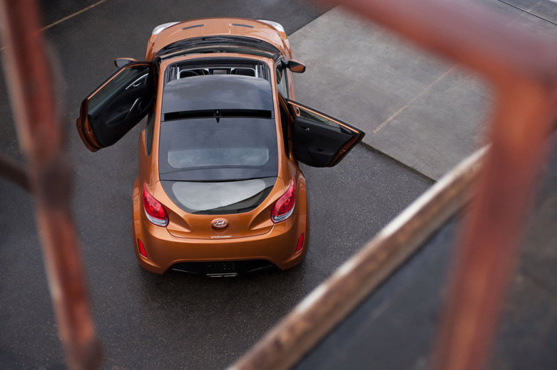 В плане Veloster заметно асимметричен…