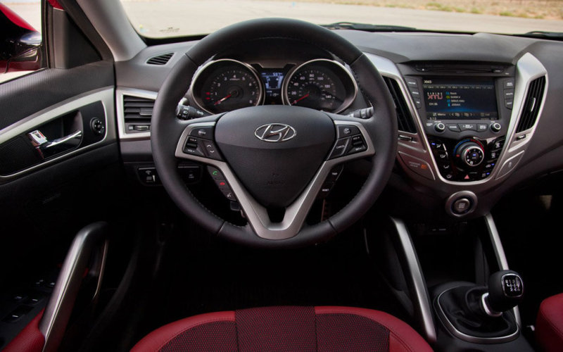 Передняя панель оформлена в том же ключе Fluidic Sculpture.