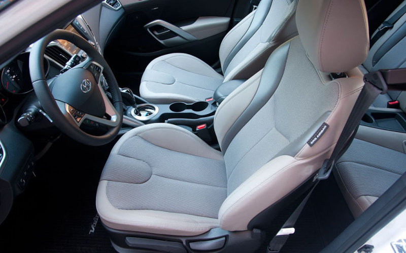 Передние сиденья довольно жесткие, но удобные – и дают корпусу плотную боковую поддержку.