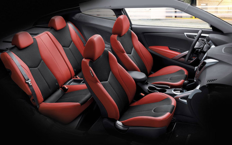 Классно смотрятся 4 индивидуальных спорт-сиденья с комбинированной обивкой.