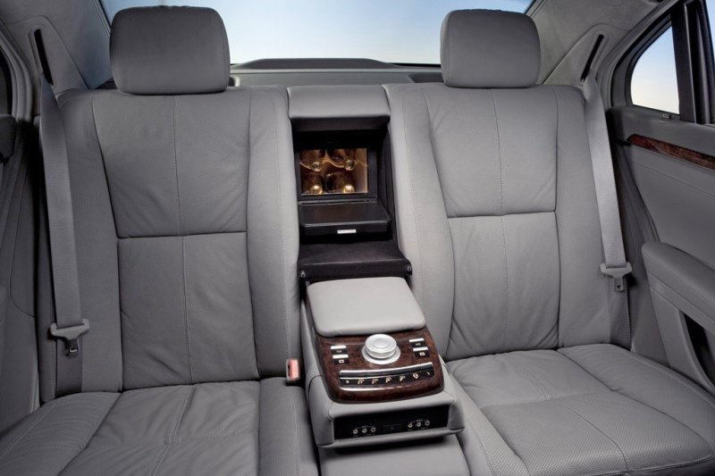 Подлокотник является центром управления большиства систем в авто, так же имеется и холодильник.