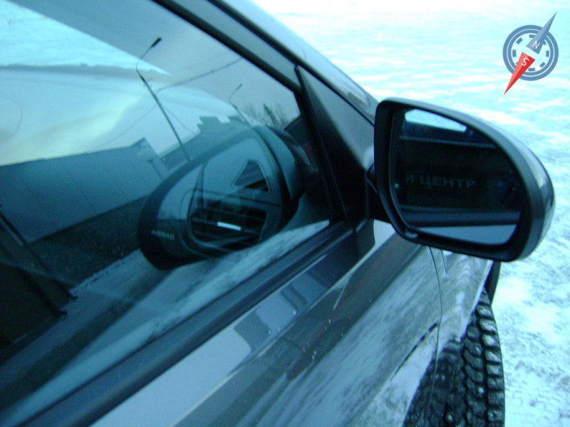 Снаружи зеркала кажутся маленькими, но на деле недостатками обзорности Rio не страдает.