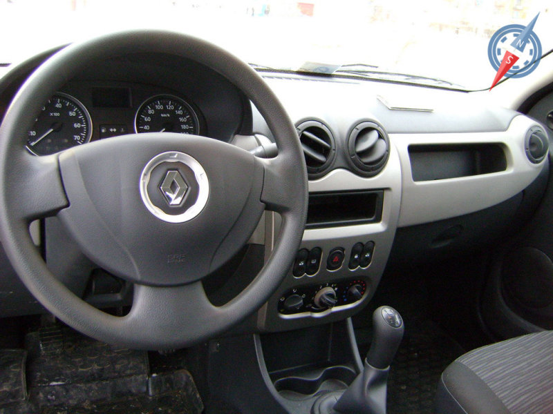 Logan конечно поскромнее, но качество материалов примерно такое же.